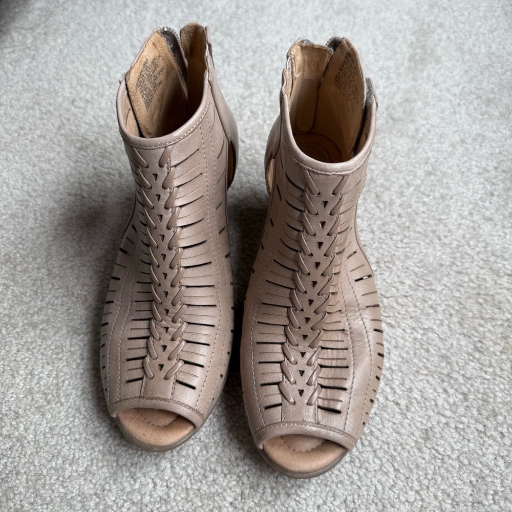 Earth Vicki Bootie Sandal Size 6.5M